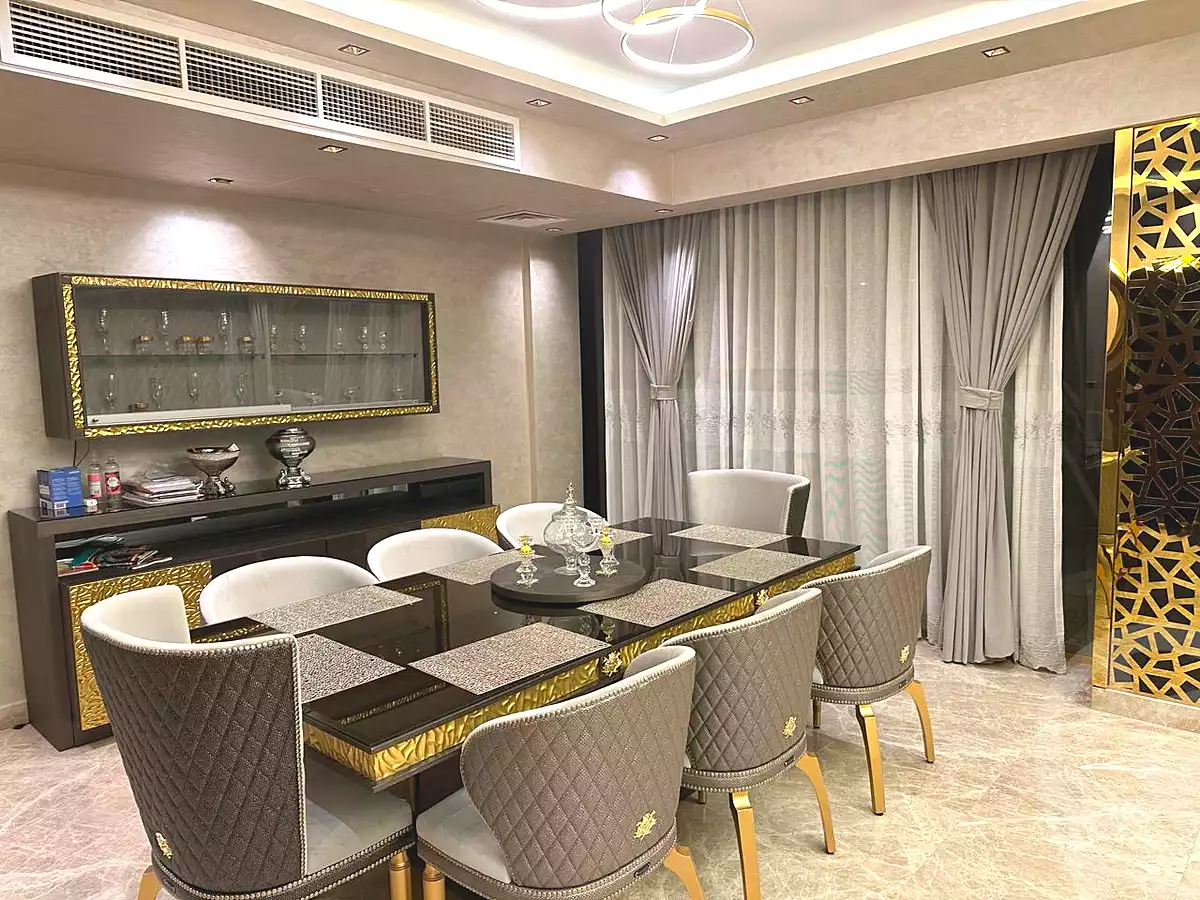 Villa · 4 BR in Royal City