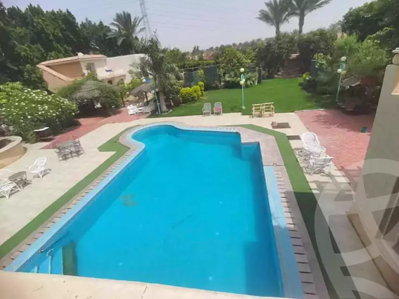 فيلا بـ٤ غرف نوم في الريف الاوربي، صورة ١ من ١٣
