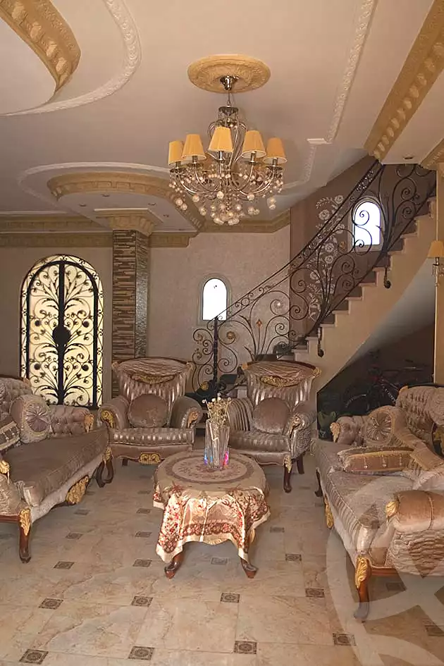 فيلا بـ٥ غرف نوم في الريف الاوربي، صورة ١ من ٨