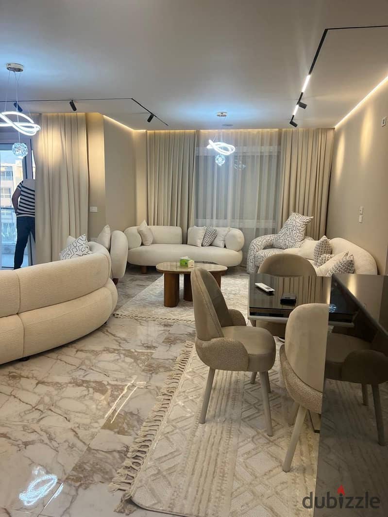 Apartment · 3 BR in Hyde Park